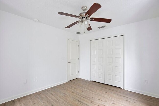 Building Photo - Lovely 3/2.5 Spacious Home with a Large Ba...