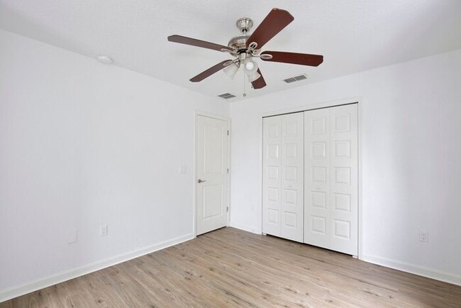 Building Photo - Lovely 3/2.5 Spacious Home with a Large Backyard in an Unbeatable Location near Downtown Orlando!