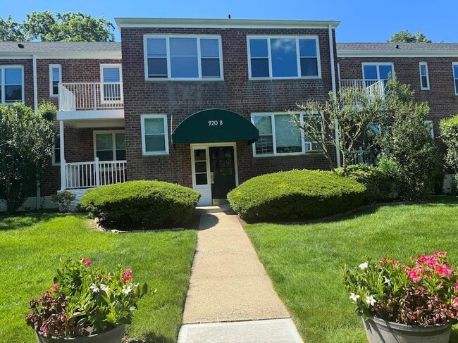 Building Photo - 920 Pelhamdale Ave