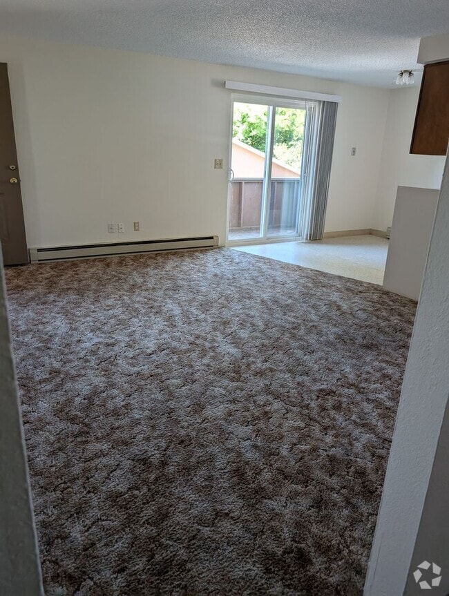 Building Photo - One Bedroom, One Bathroom Apartment - Loca...