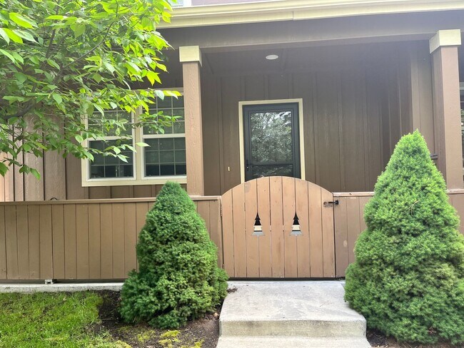 Building Photo - Beautiful 4-Bdr Craftsman with Mt. Views in Sisters!