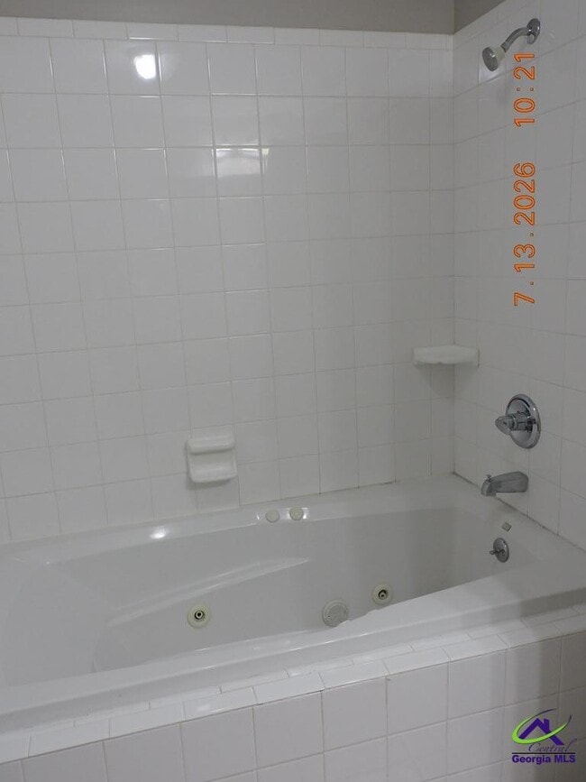 Building Photo - 502 Club Villa Court
