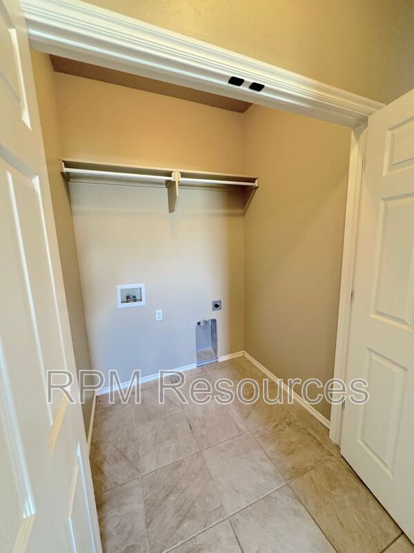 Building Photo - 167 Bison Ct Way
