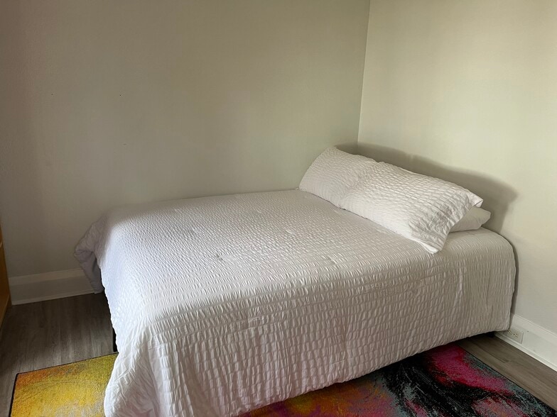 Building Photo - 402 E North St