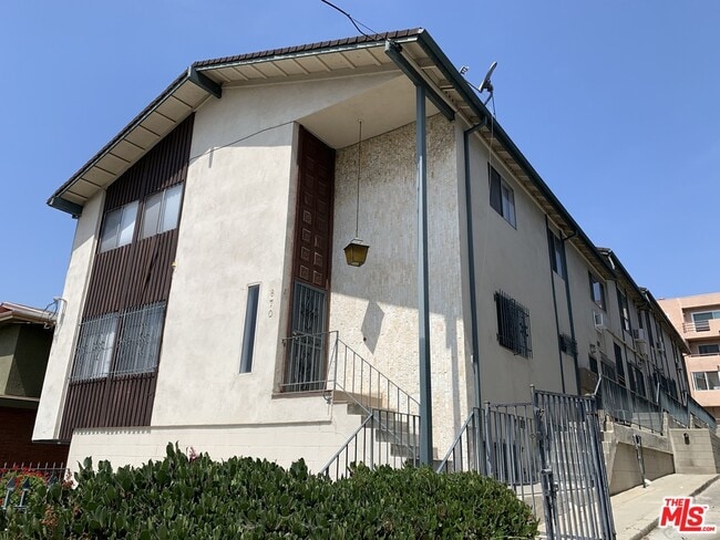 Building Photo - 870 Figueroa Terrace