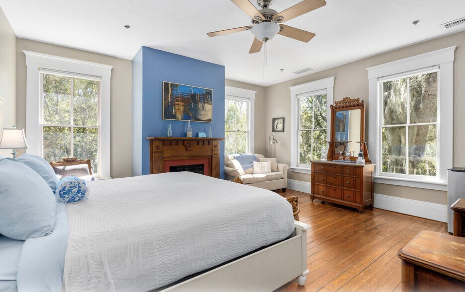 Building Photo - 221 SE 7th St