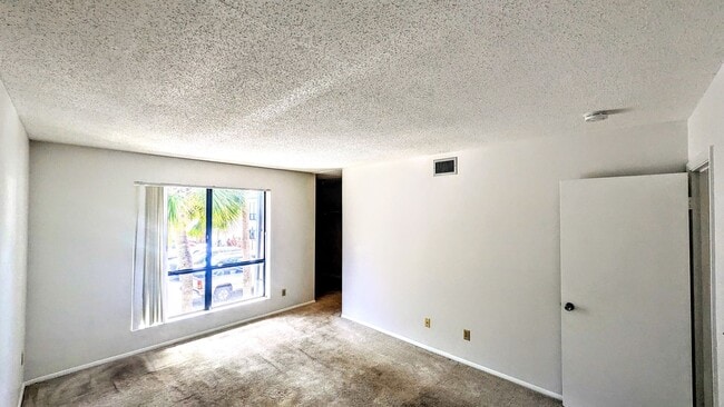 Building Photo - Annual UNfurnished 3-bedroom, 2/ 1/2 bathr...