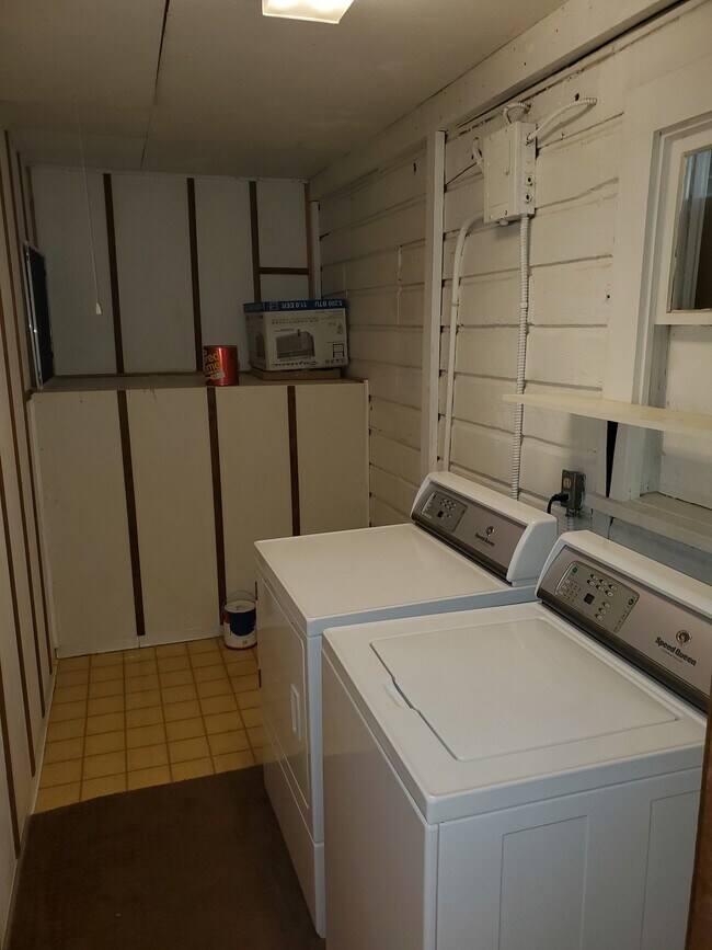 Building Photo - 8920 NE Davis St