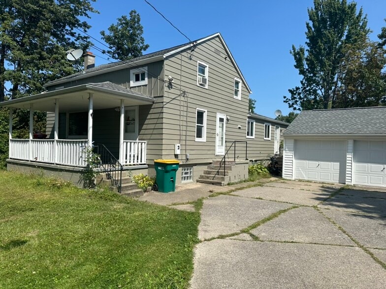 Upper Middle unit - 4056 Park Ave