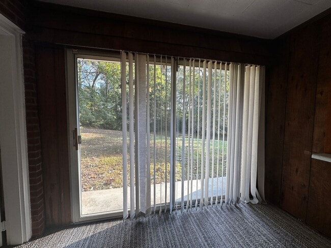 Building Photo - Spacious 3 bedroom/ 2.5 bath home near Exi...