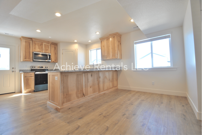 Building Photo - 360 N 2650 W