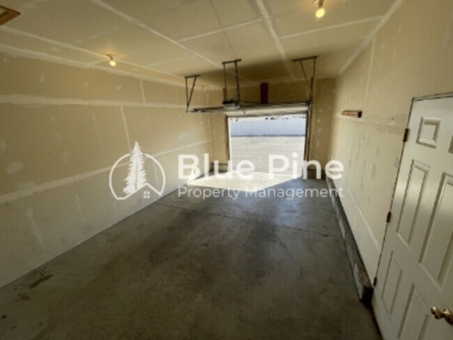 Building Photo - 345 S Byron Ave