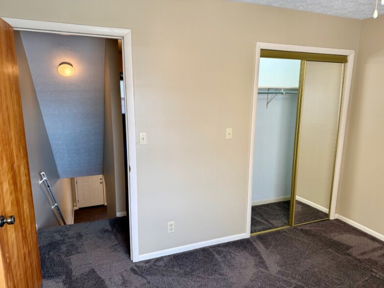 Building Photo - 1616 Spring Valley Dr