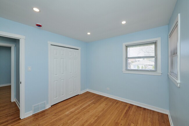 Building Photo - 8544 W Roseview Dr