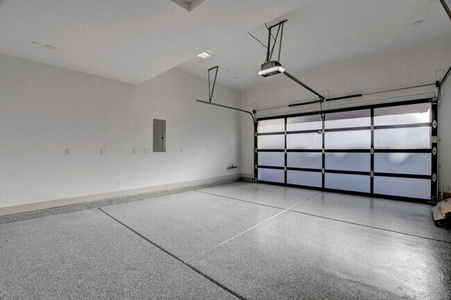 Building Photo - MacDonald Highlands Beauty With Awesome Views
