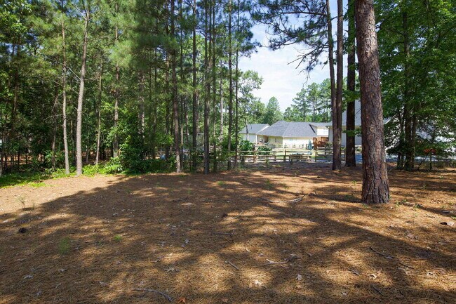 Building Photo - "Spacious 3-Bedroom Retreat with 3200 Sq Ft of Comfort in Seven Lakes!"