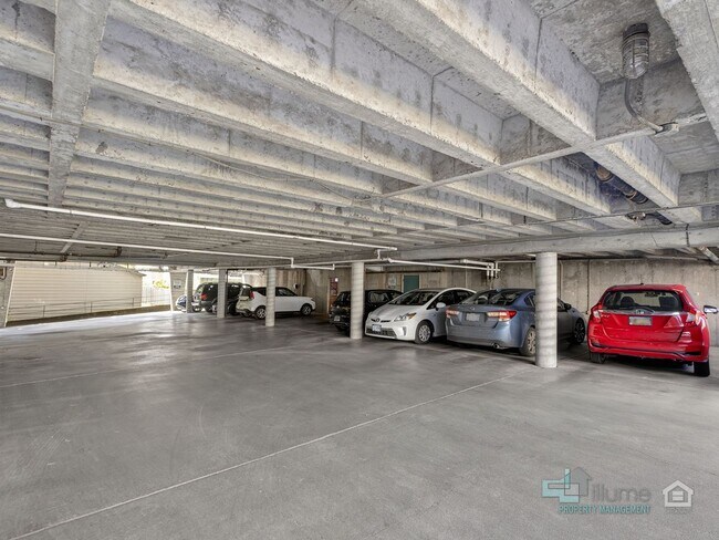 Building Photo - 1 Bedroom Condo Near OHSU + Parking