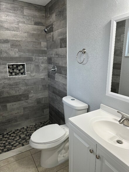 Building Photo - 1552 Baker St NE