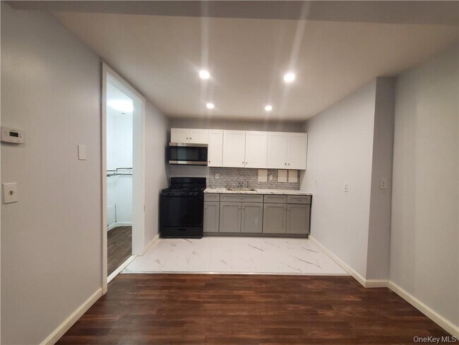 Building Photo - 24 Orange Ln