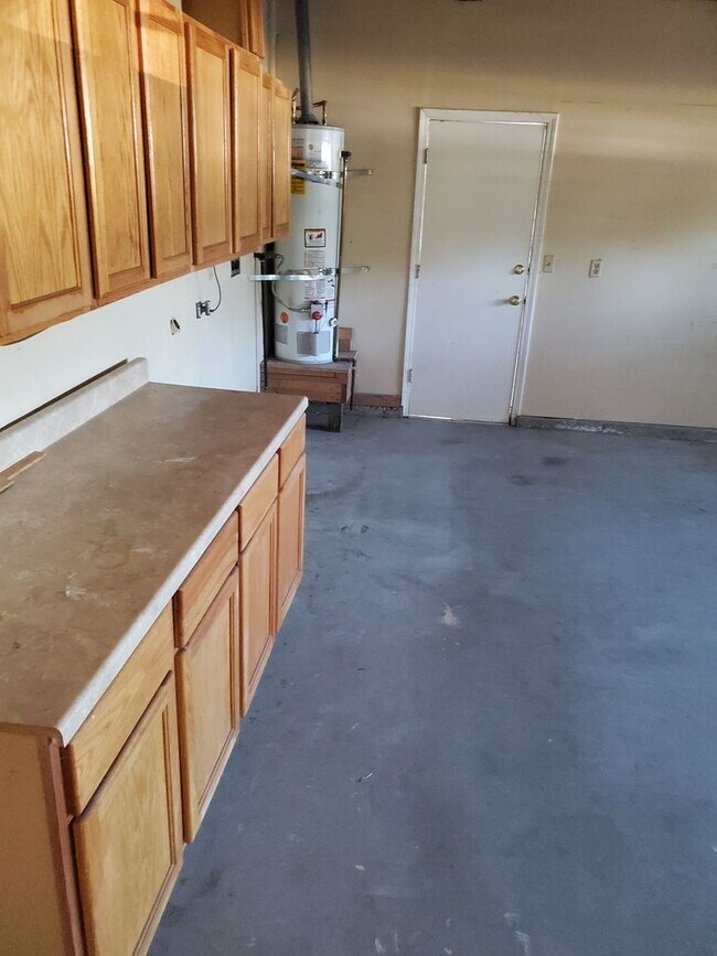 Building Photo - 3 bedroom 2 bath with Pool Off of Oakdale Road