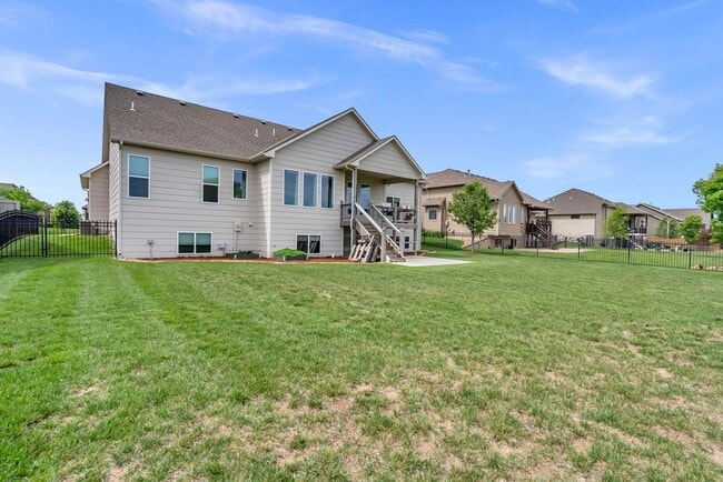 Building Photo - Luxury Home - Month-to-Month or 6-month Le...