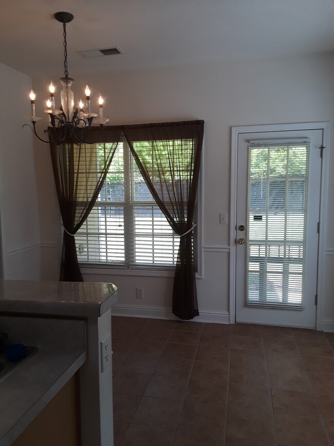 Building Photo - 2560 Rosehill Cir