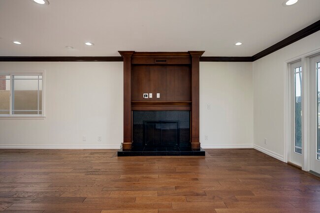 Building Photo - 8562 Sandy Hook Dr