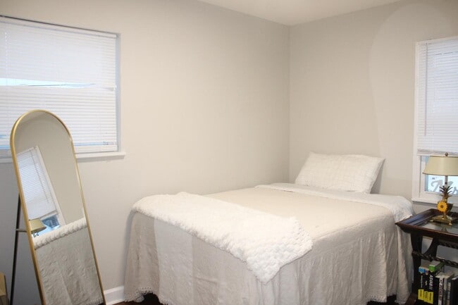 Building Photo - 1425 Deacon St