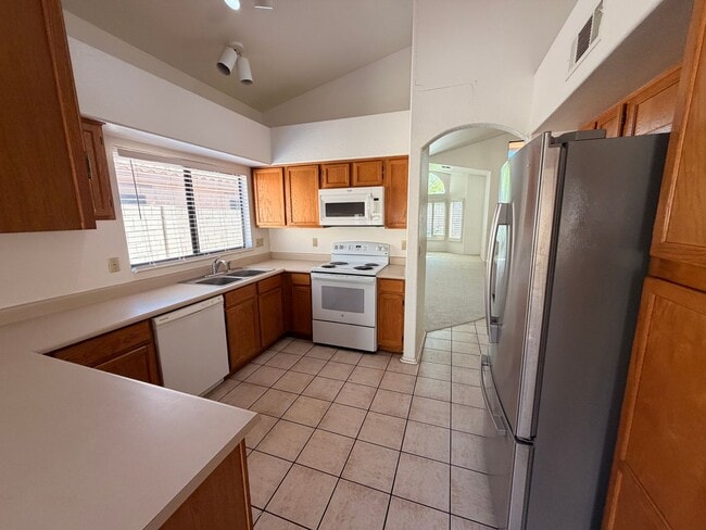 Building Photo - Warm & Charming single level 3 x 2 Home in Stonebridge Lakes!!
