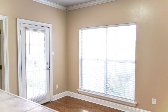 Building Photo - 2 Bed 2 Bath