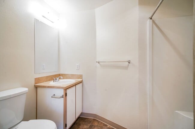 Building Photo - Save $1200 !! Ask us HOW ! -- Live by the Lake-- Quiet Corvallis Living