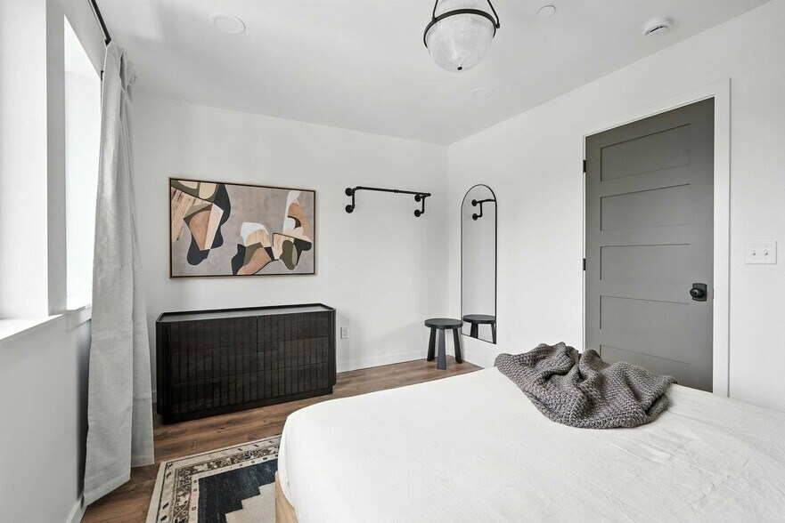 Building Photo - 925 NE 23rd Ave