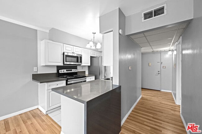 Building Photo - 12801 Moorpark St