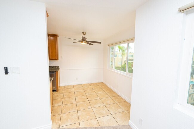 Building Photo - 2BR/1.5BA Condo! 2 parking spaces