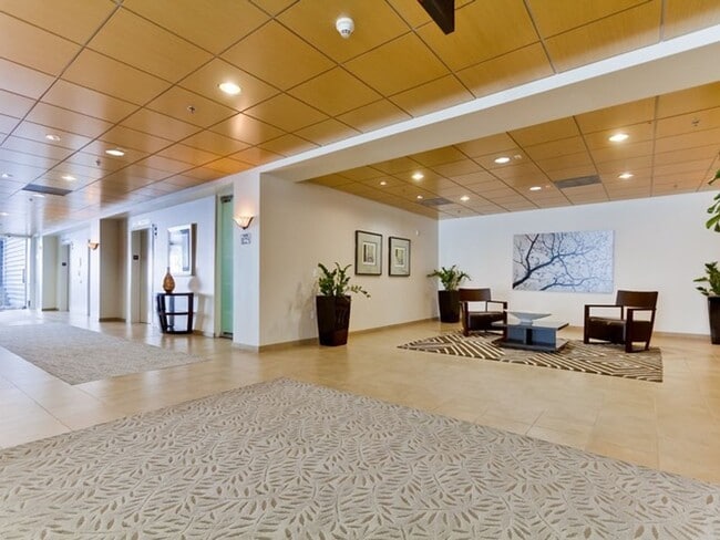 Building Photo - 2 bedroom downtown, 2 bath and 2 parking s...