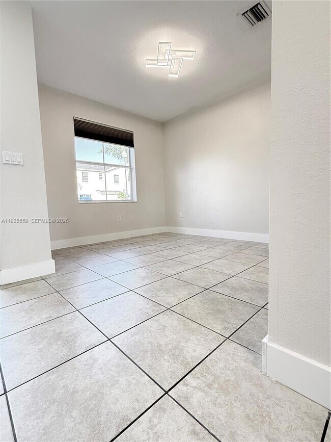 Building Photo - 134 SE 28th Ter