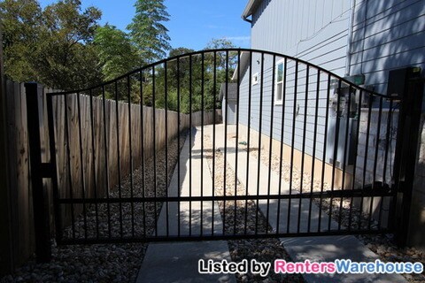 Building Photo - 1206 Deloney St