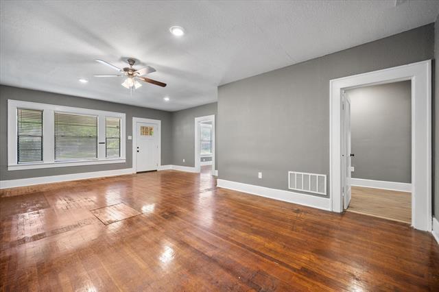 Building Photo - 924 E Mulkey St