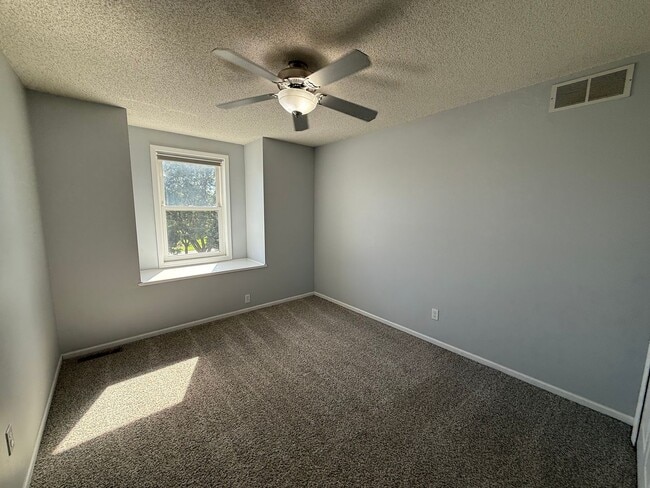 Building Photo - Updated 2 Bed, 2.5 Bath Apple Valley Townhome