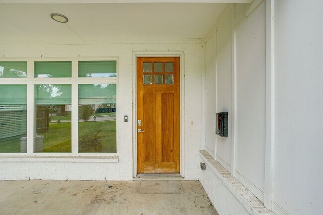 Building Photo - 3817 Winfield Ave