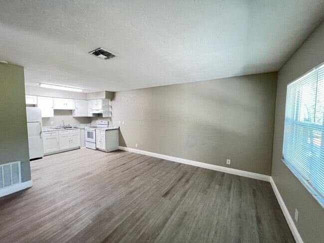 Building Photo - Charming Renovated 2-Bedroom Home in Ocala – Lawn Care Included!