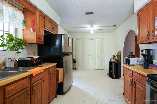 Building Photo - 27 Minnie Ave