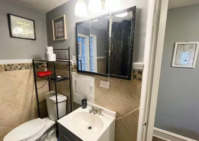 Building Photo - Spacious Cleveland Heights Home in Desirable Neighborhood!