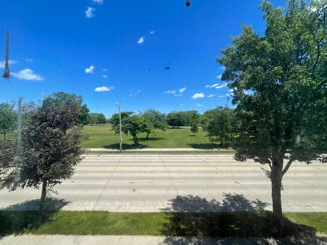 Building Photo - 4621 S Lake Dr