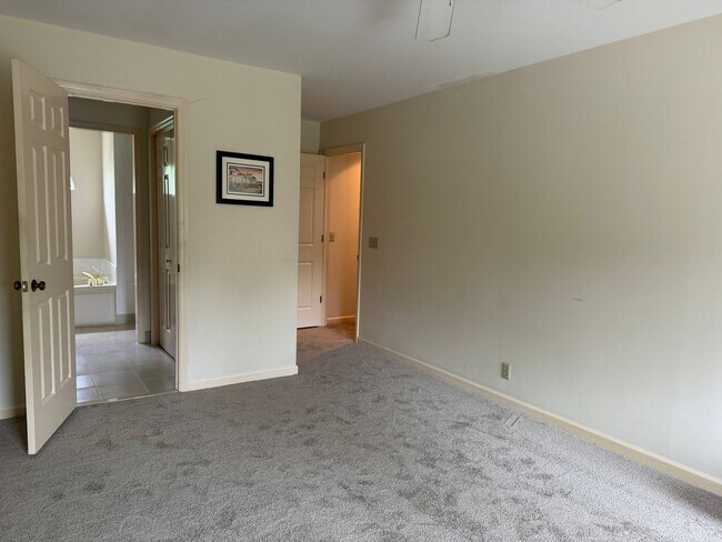 Building Photo - 7033 Northridge Dr