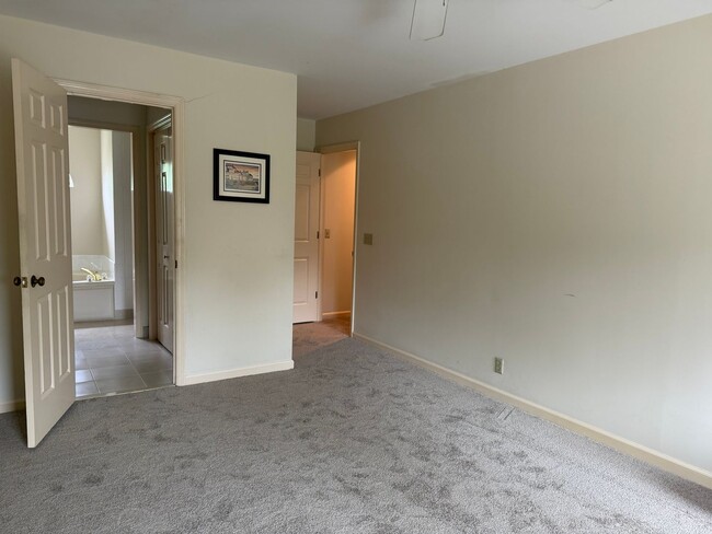 Building Photo - Great 3 Bedroom Home in Bellevue