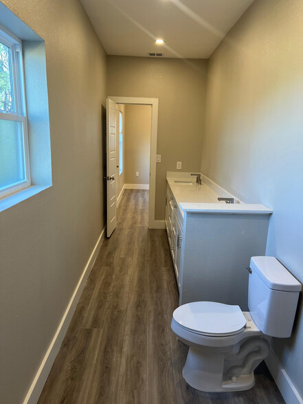 Building Photo - Room in Apartment on Richlands Way