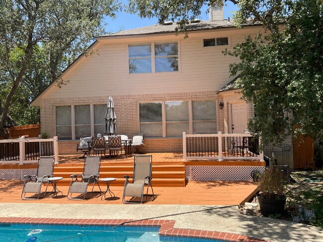 Building Photo - 4 Bedroom Oasis with Pool, Close to Milita...