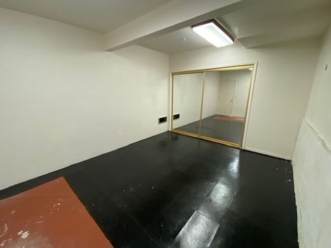 Building Photo - 739 W Franklin St