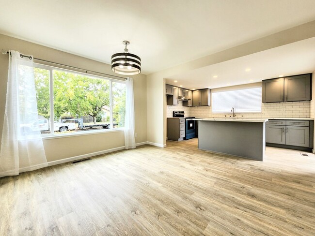 Building Photo - 3 Bedroom in Santa Rosa with Air Conditioning